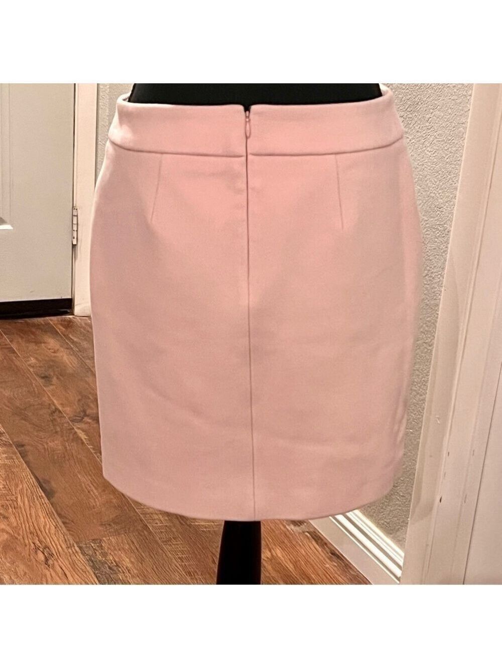 WHITE HOUSE BLACK MARKET pink skirt. Size 4 - Picture 2 of 7